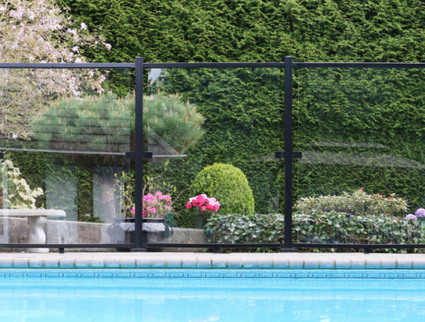 Pagar dengan panel kaca tempered